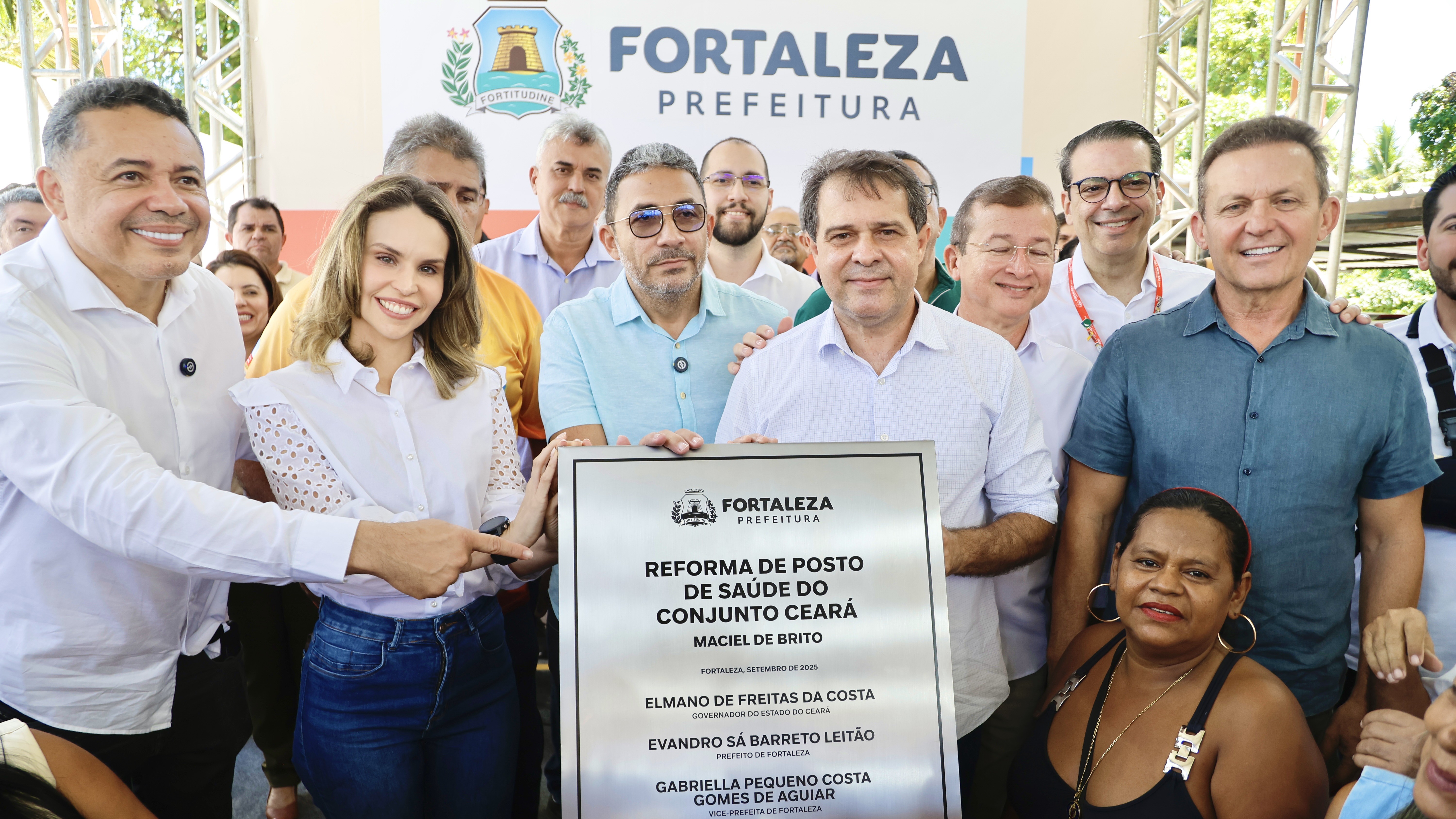 grupo de pessoas posa para a foto